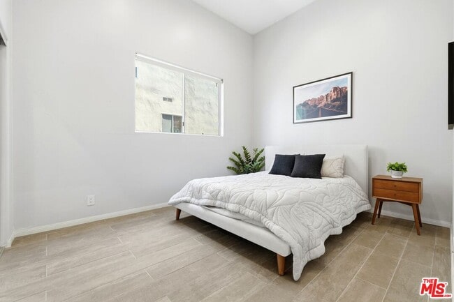 Building Photo - 1842 Greenfield Ave