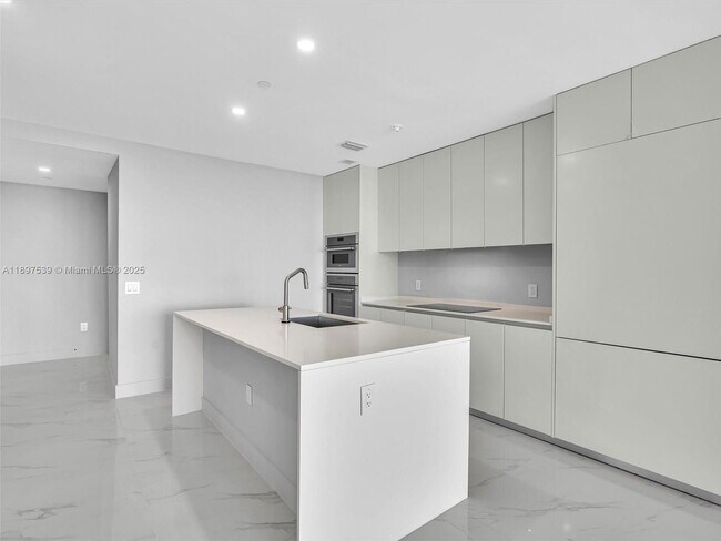 Building Photo - 700 NE 24th St