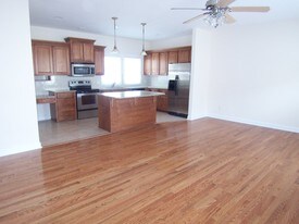 Building Photo - 537 E Hall Ln