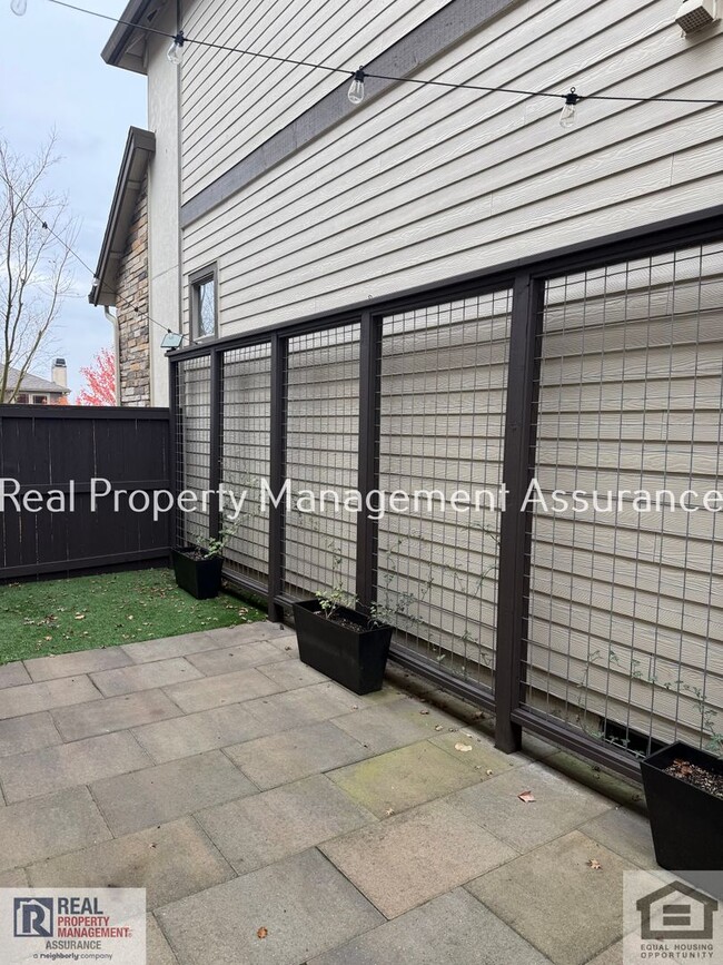 Building Photo - 28857 SW Geneva Loop