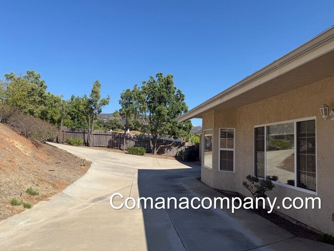 Building Photo - Gorgeous, spacious 3BR/2BA w views, yard, ...