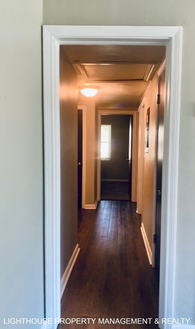 Building Photo - Large 4 Bed/2 Bath House with Carport & Fe...
