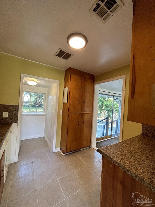 Building Photo - 517 Lakewood Rd