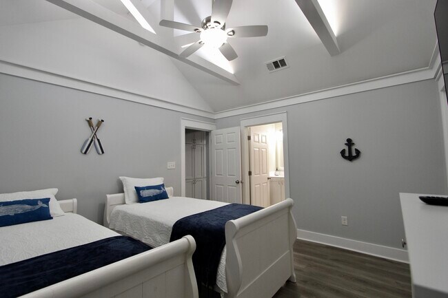 Building Photo - 8 Sally Ln