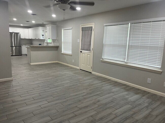 Building Photo - 603 Center Way