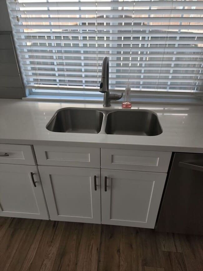 Building Photo - 4 bedroom single level home zoned for Reed...