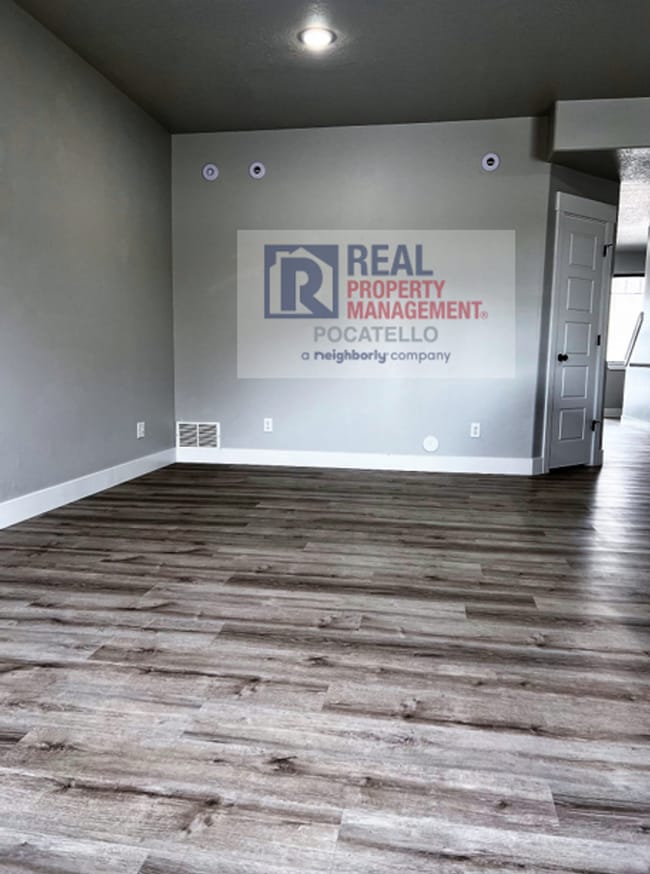 Building Photo - 3 Bedroom 2.5 Bathroom Town Home - 1 Car G...