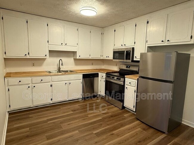 Building Photo - 365 Fowler Dr