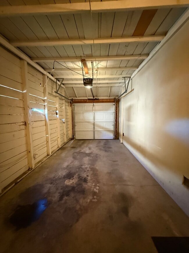 Building Photo - Spacious 2 bed 1 bath available now!