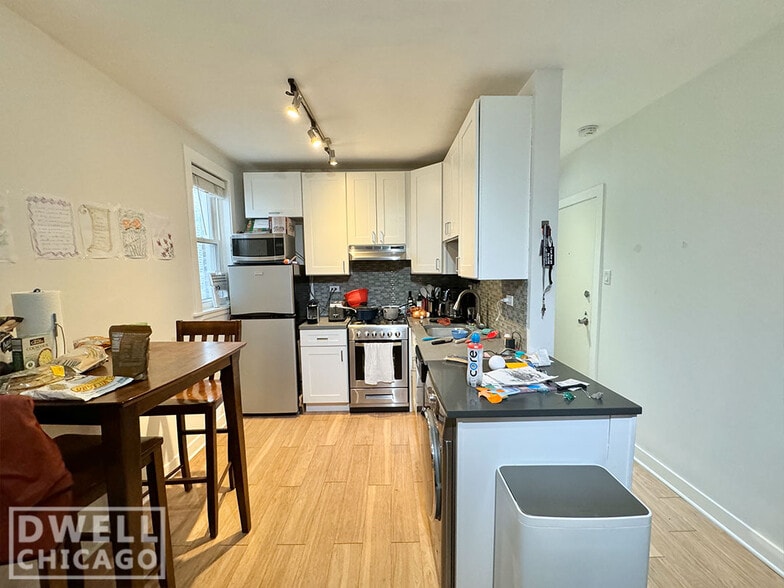 Building Photo - 541 W Belmont Ave