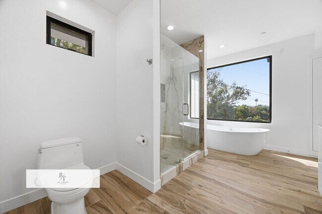 Building Photo - Luxury Modern Living with Stunning LA Skyline Views