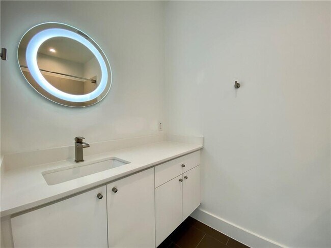 Building Photo - 1905 Riverview St