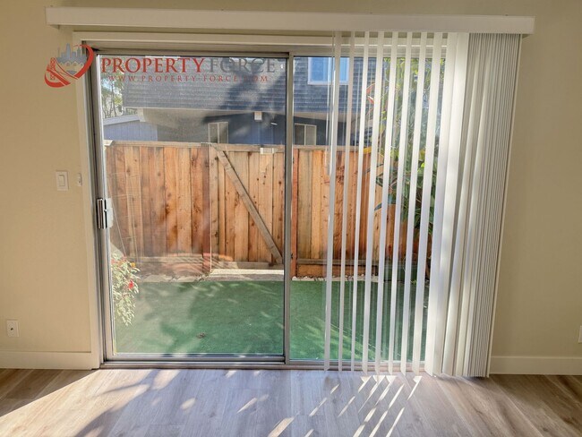 Building Photo - 946 Tamarack Ln