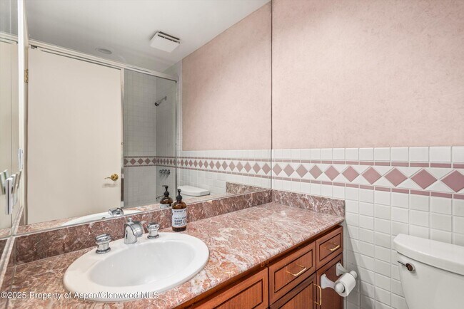 Building Photo - 431 W Hopkins Ave