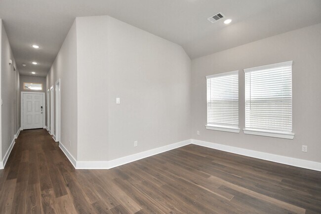 Building Photo - Elm