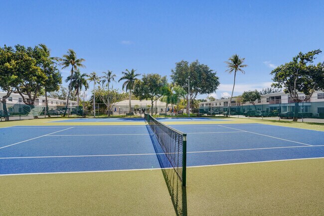 Building Photo - 6289 Bay Club Dr