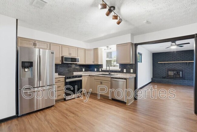 Building Photo - 703 Pineview Ct