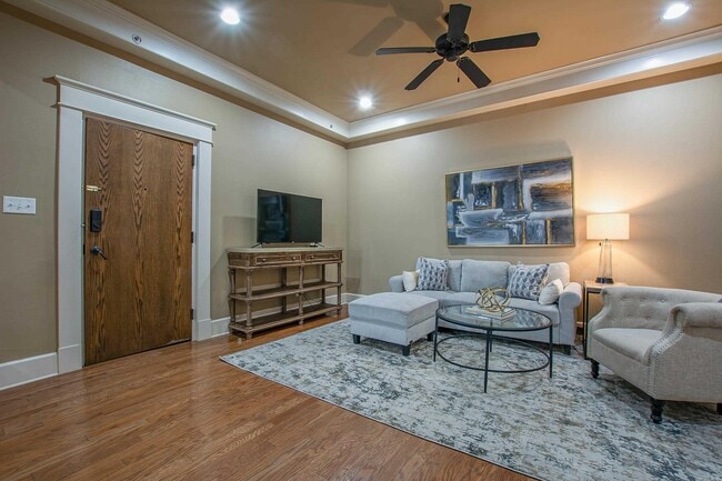 Building Photo - 612 Center St