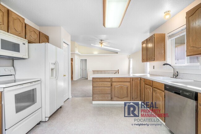 Building Photo - 4 bedroom 3 bathroom - 2 car garage -This is a must see home!