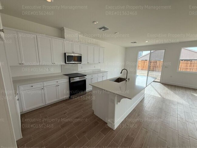 Building Photo - Newly constructed 3 bedroom/ 3 bathroom ho...