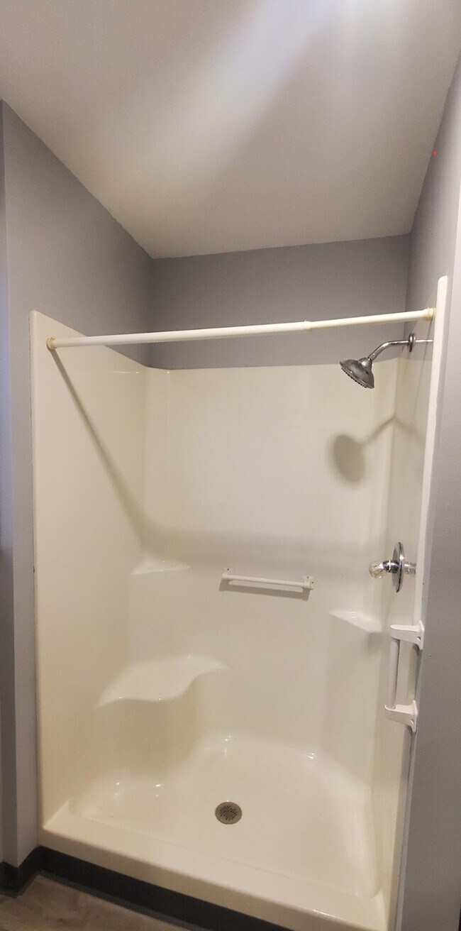 Shower - 1022 S Hancock St