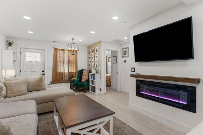 Building Photo - Single Family Home, 2 bed/1 bath $1,350 One-Story