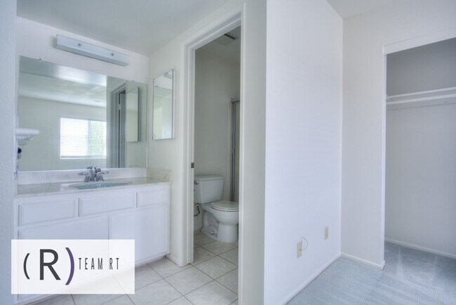 Building Photo - A Charming Condominium in a Quiet and Desi...