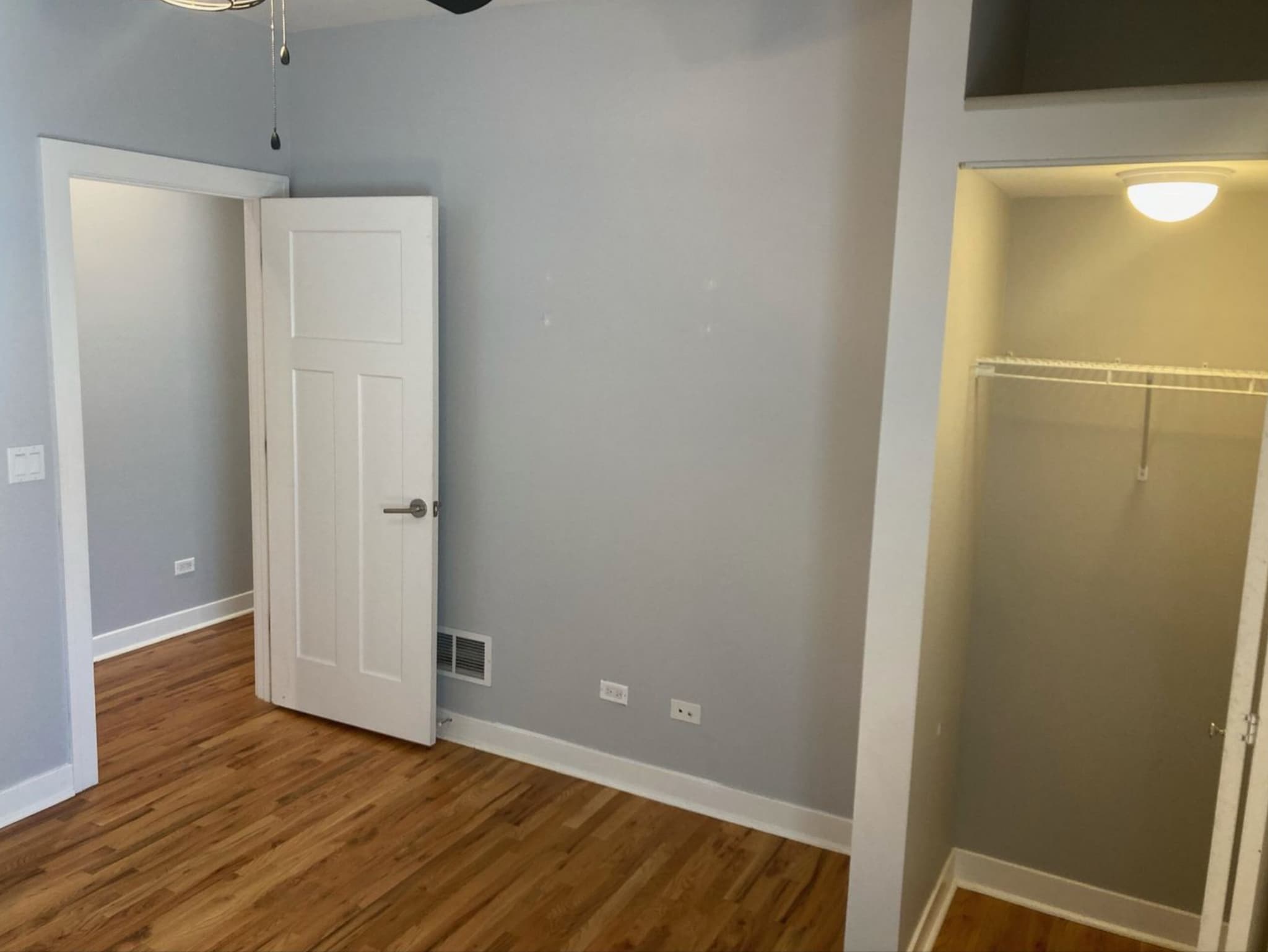 Building Photo - 1929 W Montrose Ave