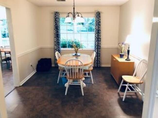 Building Photo - 517 Coldstream Dr