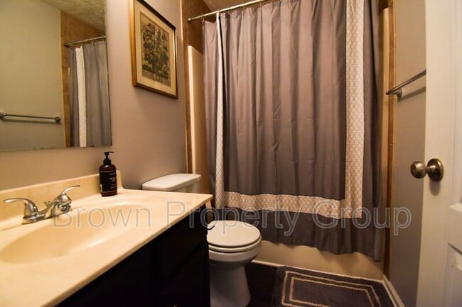 Building Photo - 494 Hogart St