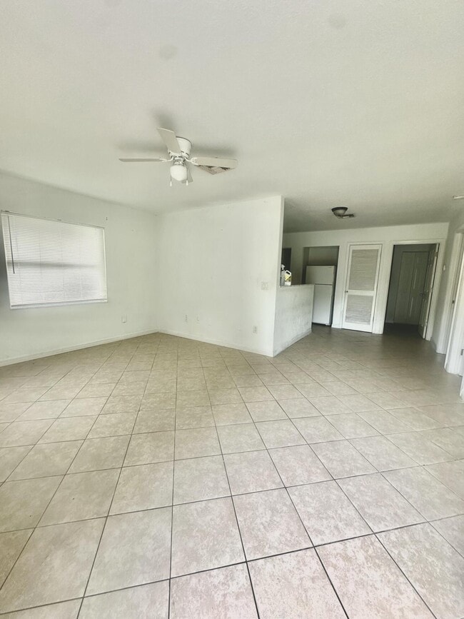 Building Photo - 5106 Sanibel Ave