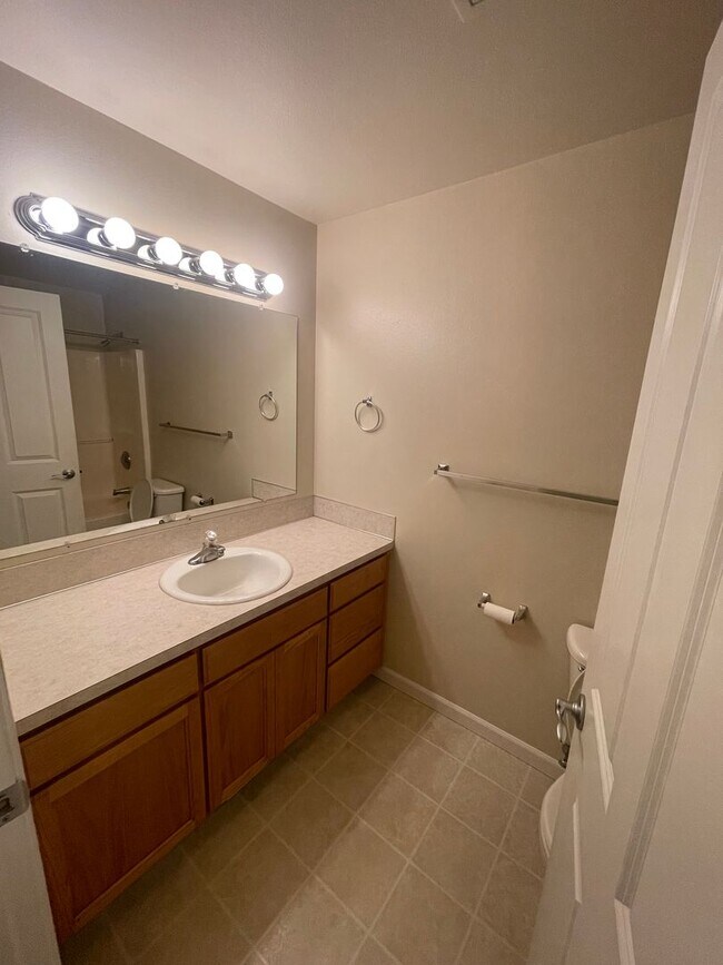 Building Photo - Convieniently located charming three bedroom duplex with modern updates!