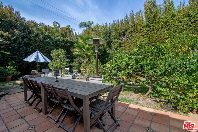 Building Photo - 543 N Las Palmas Ave