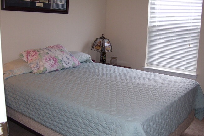 Building Photo - Immaculate End Unit Townhouse