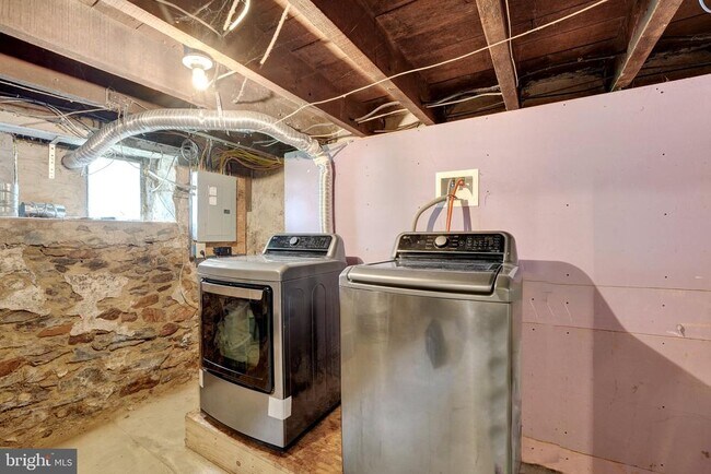 Building Photo - 211 Gale Ln
