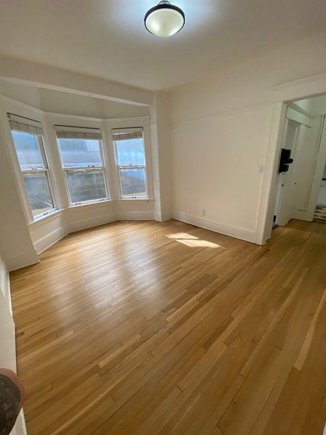 Building Photo - High Ceiling Studio Overlooking West Courtyard- Cats and Dogs Welcome!