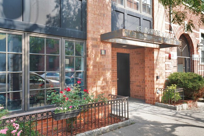 Building Photo - 83 Monroe St
