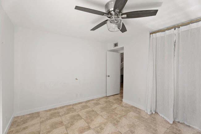 Building Photo - 216 Old Meadow Way