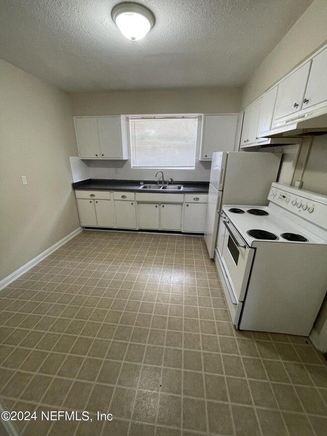 Building Photo - 1038 Arco Dr