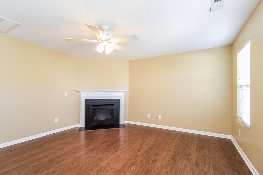 Building Photo - 300 Creekview Dr