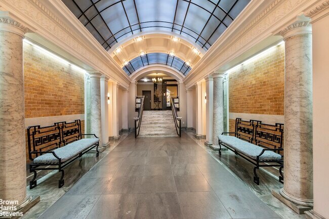 Building Photo - 300 W 109th St