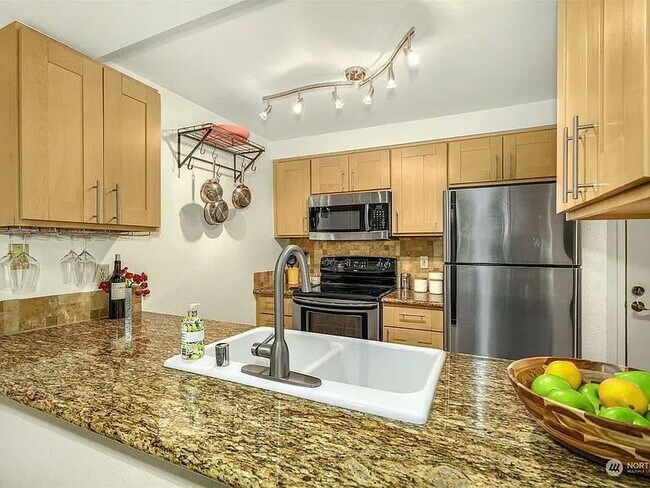Building Photo - "Charming 1-Bedroom Haven in Seattle's Vibrant West Seattle Neighborhood!"