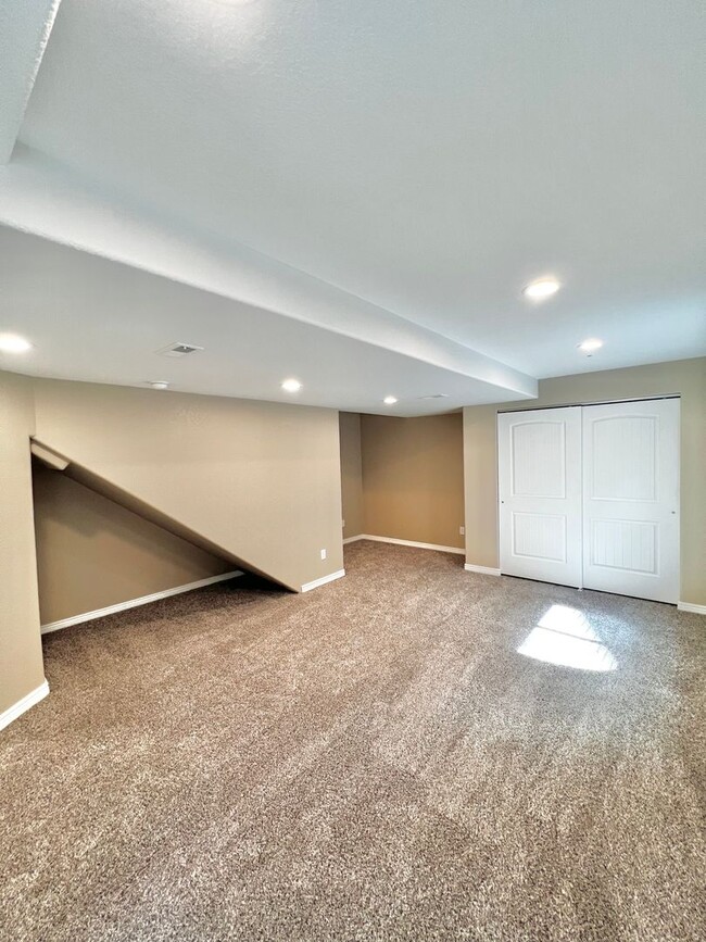 Building Photo - Beautiful 3 Bed, 3 1/2 Bath Townhome in We...