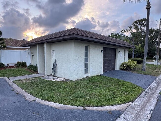 Building Photo - 1100 E Bay Dr