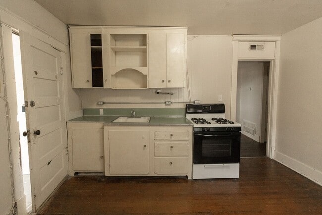 Building Photo - 2 Bedroom House Just Steps From Downtown & Campus