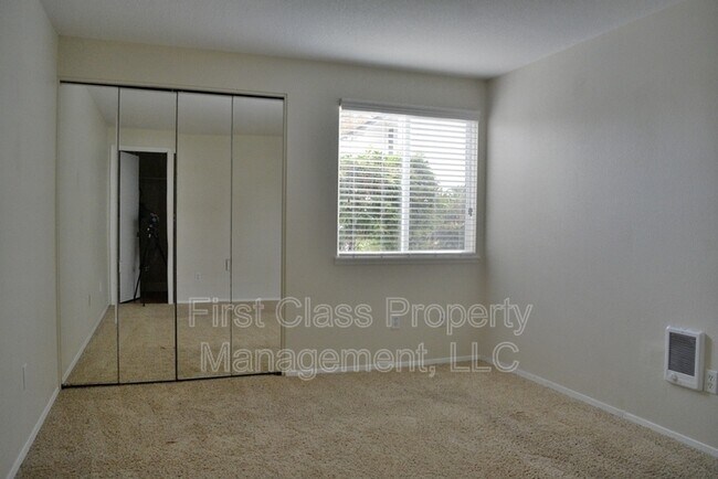 Building Photo - 12360 SW Sussex St