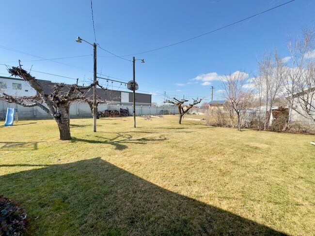 Building Photo - 1657 N 400 W