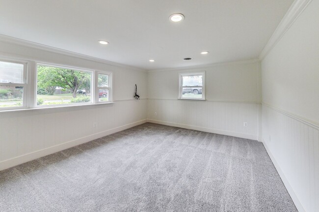Building Photo - 5 Bed / 3 Bath / deep lot/ 2 driveways and...