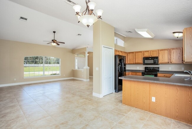 Building Photo - Leesburg 3/2 with Split Bedroom and Covere...