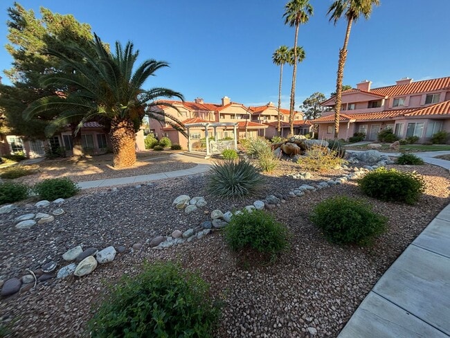 Building Photo - Stunning 3Bed/2Bath/2Car 1st Floor Condo with Private Yard, and Luxurious Amenities!